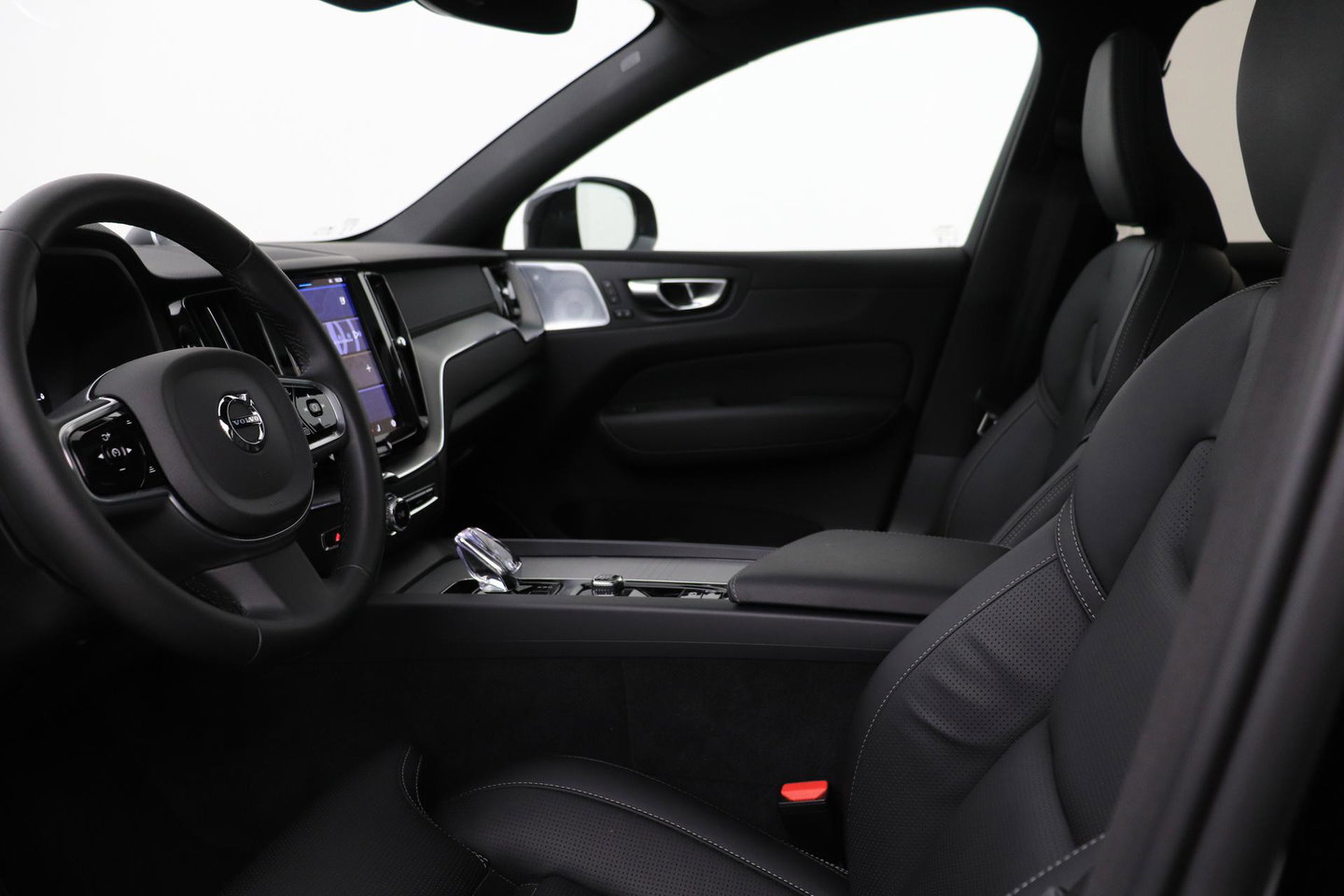 Volvo XC60 T6 Plug-in hybrid Ultra Black Edition | ACC | Luchtvering | Bowers&Wilkins | 360° Camera | Stoelmassage | Panoramadak | Head-Up