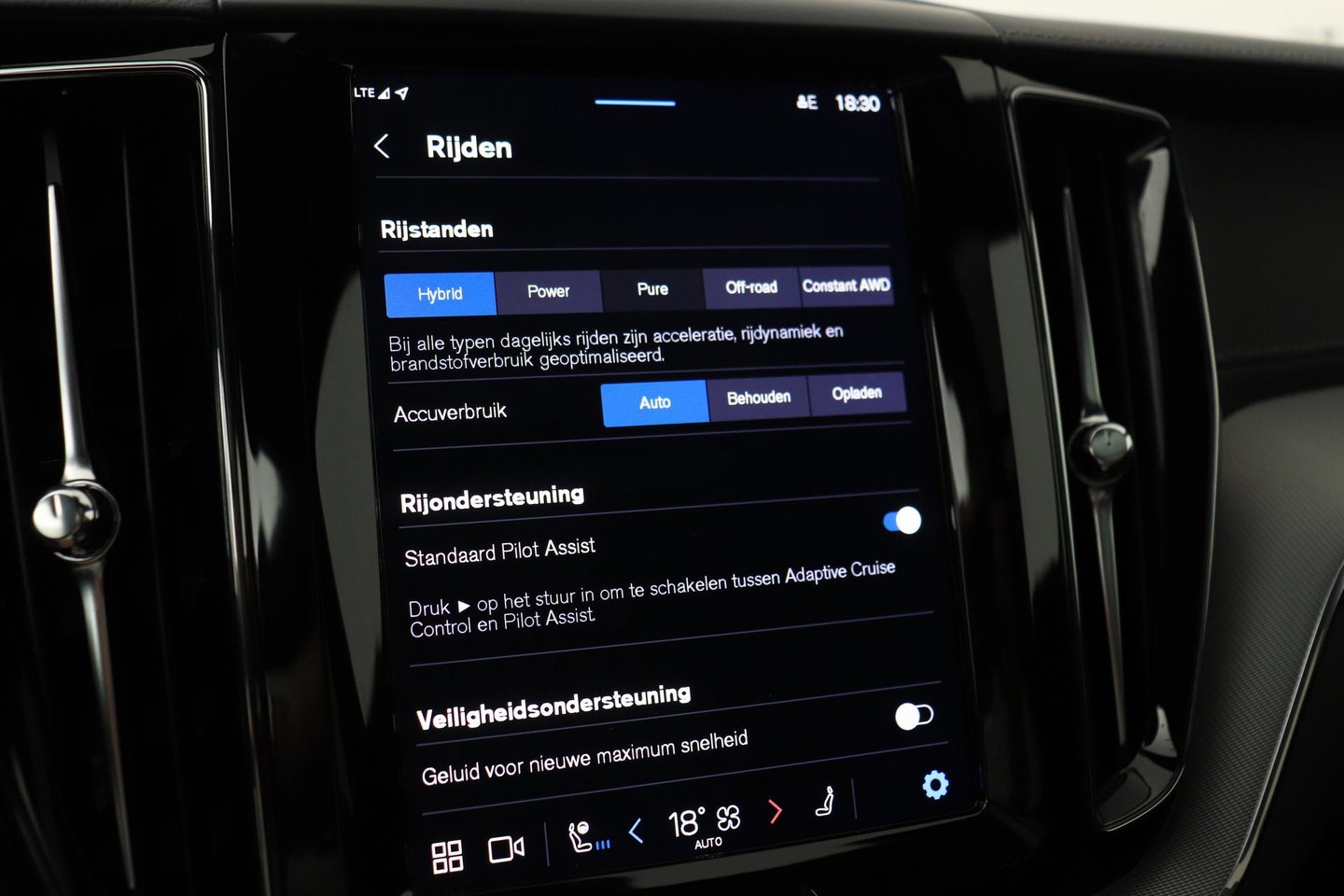 Volvo XC60 T6 Plug-in hybrid Ultra Black Edition | ACC | Luchtvering | Bowers&Wilkins | 360° Camera | Stoelmassage | Panoramadak | Head-Up