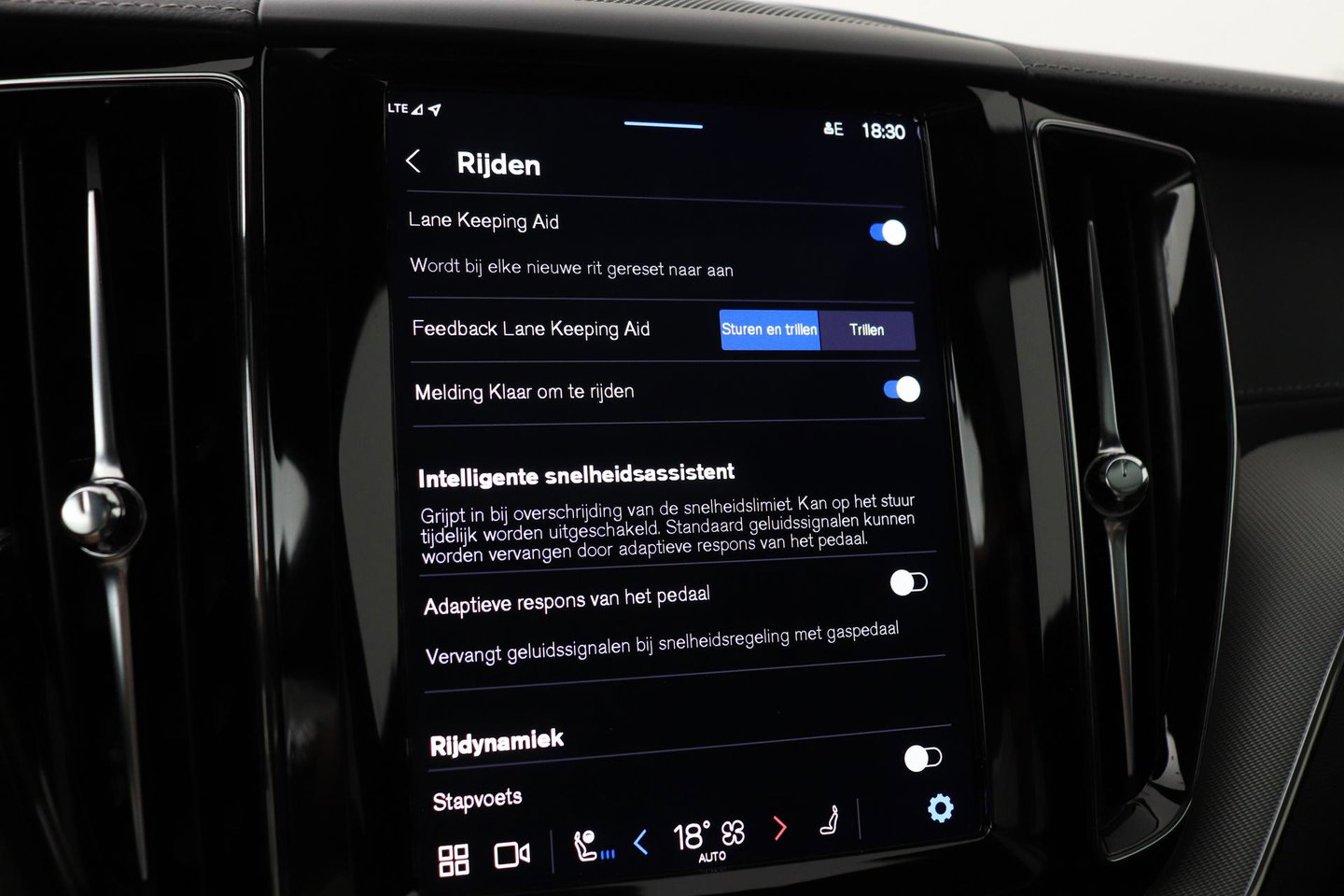Volvo XC60 T6 Plug-in hybrid Ultra Black Edition | ACC | Luchtvering | Bowers&Wilkins | 360° Camera | Stoelmassage | Panoramadak | Head-Up