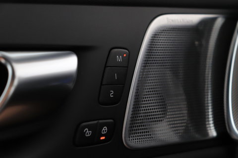 Volvo XC60 T6 Plug-in hybrid Ultra Black Edition | ACC | Luchtvering | Bowers&Wilkins | 360° Camera | Stoelmassage | Panoramadak | Head-Up