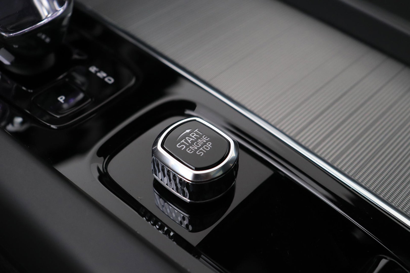 Volvo XC60 T6 Plug-in hybrid Ultra Black Edition | ACC | Luchtvering | Bowers&Wilkins | 360° Camera | Stoelmassage | Panoramadak | Head-Up