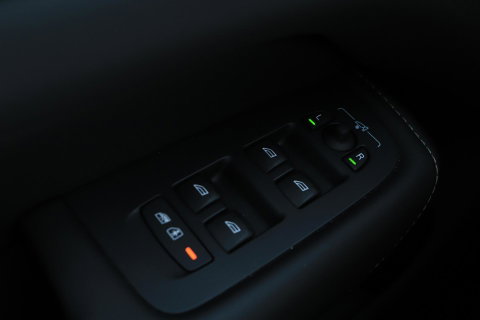 Volvo XC60 T6 Plug-in hybrid Ultra Black Edition | ACC | Luchtvering | Bowers&Wilkins | 360° Camera | Stoelmassage | Panoramadak | Head-Up