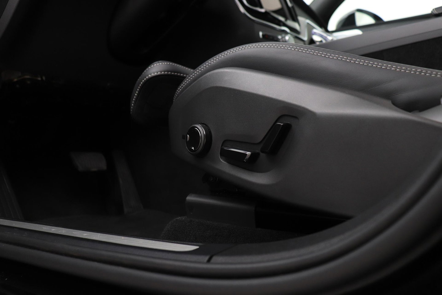 Volvo XC60 T6 Plug-in hybrid Ultra Black Edition | ACC | Luchtvering | Bowers&Wilkins | 360° Camera | Stoelmassage | Panoramadak | Head-Up
