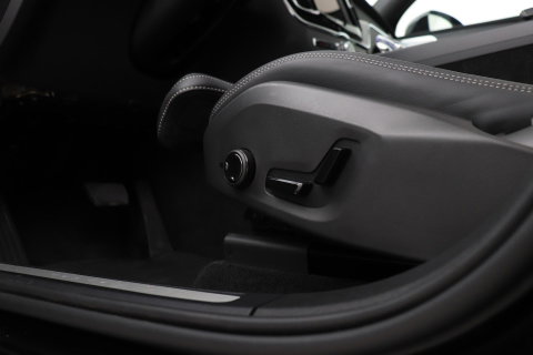 Volvo XC60 T6 Plug-in hybrid Ultra Black Edition | ACC | Luchtvering | Bowers&Wilkins | 360° Camera | Stoelmassage | Panoramadak | Head-Up