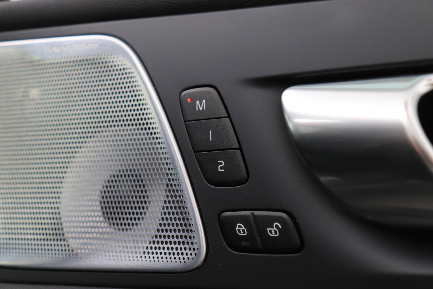 Volvo XC60 T6 Plug-in hybrid Ultra Black Edition | ACC | Luchtvering | Bowers&Wilkins | 360° Camera | Stoelmassage | Panoramadak | Head-Up