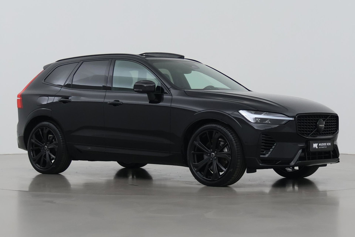 Volvo XC60 T6 Plug-in hybrid Ultra Black Edition | ACC | Luchtvering | Bowers&Wilkins | 360° Camera | Stoelmassage | Panoramadak | Head-Up