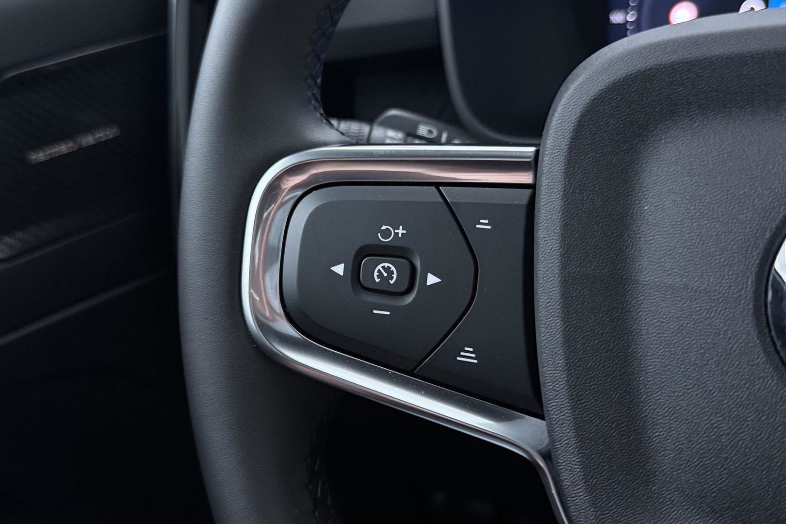 Volvo EX40 Single Motor Extended Range Plus Black Ed. 82 kWh | ACC | Panoramadak | 360° Camera | Harman/Kardon | BLIS | 20 Inch
