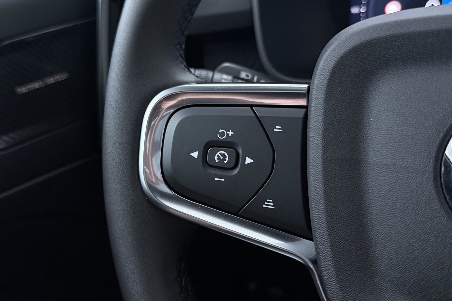 Volvo EX40 Single Motor Extended Range Plus Black Ed. 82 kWh | ACC | Panoramadak | 360° Camera | Harman/Kardon | BLIS | 20 Inch
