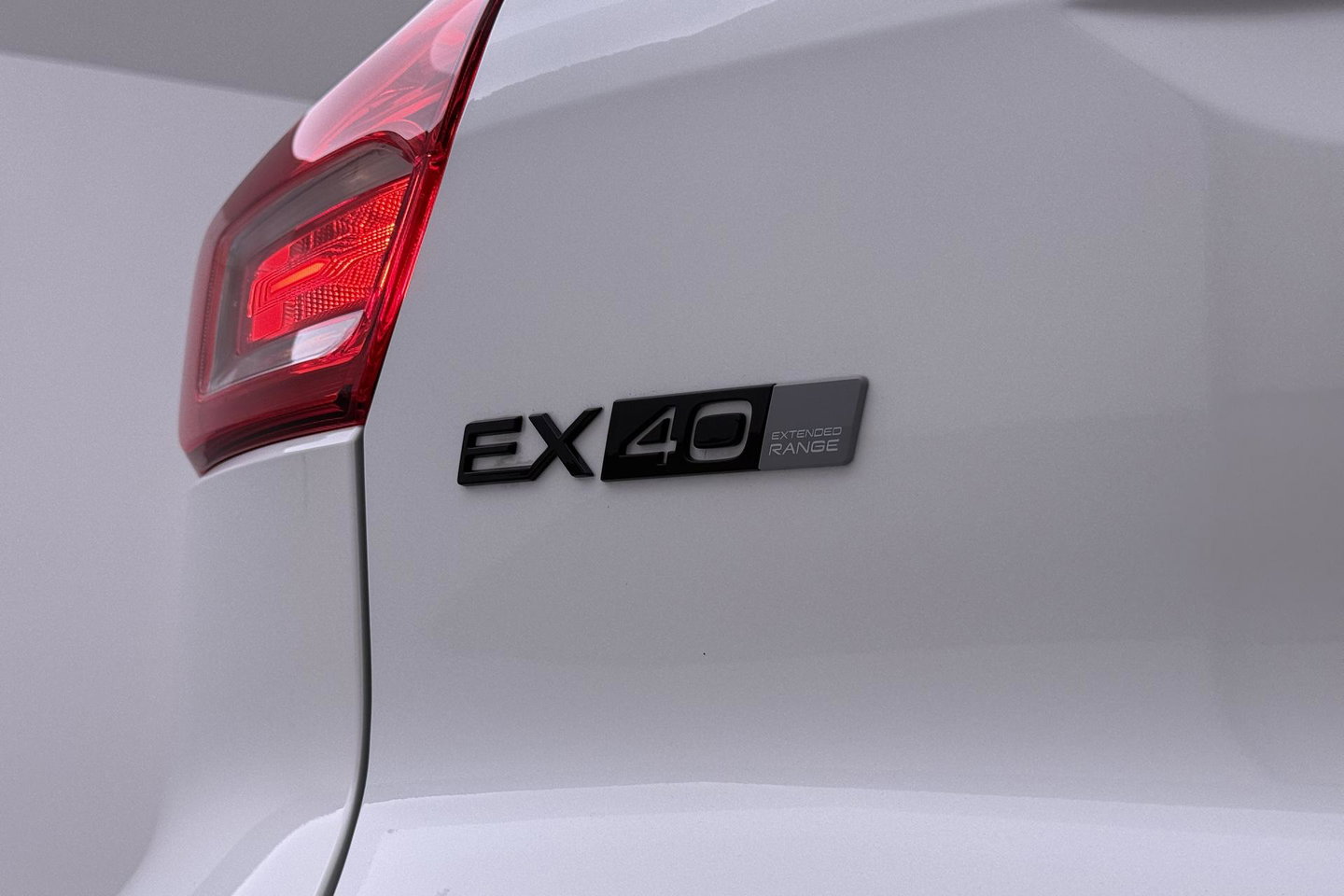 Volvo EX40 Single Motor Extended Range Plus Black Ed. 82 kWh | ACC | Panoramadak | 360° Camera | Harman/Kardon | BLIS | 20 Inch