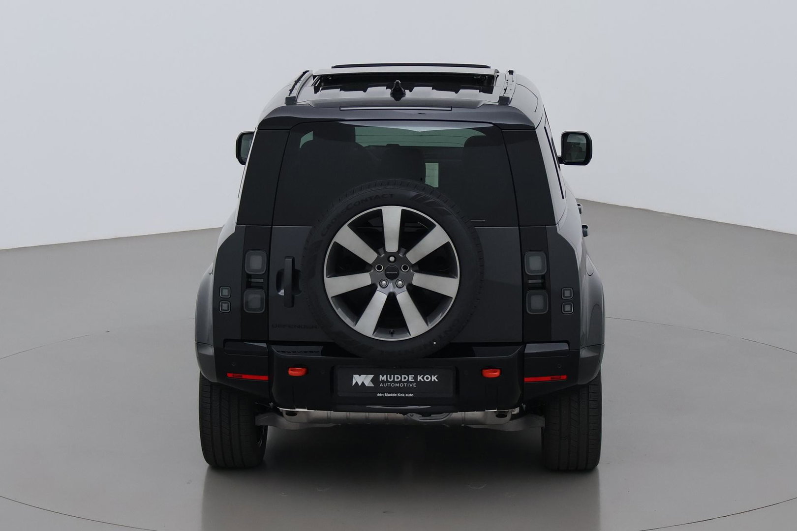 Land Rover Defender 2.0 P300e 110 X | FACELIFT | ClearSight | Meridian Surround | Trekhaak | Luchtvering | Koelbox | Panoramadak | 22 Inch