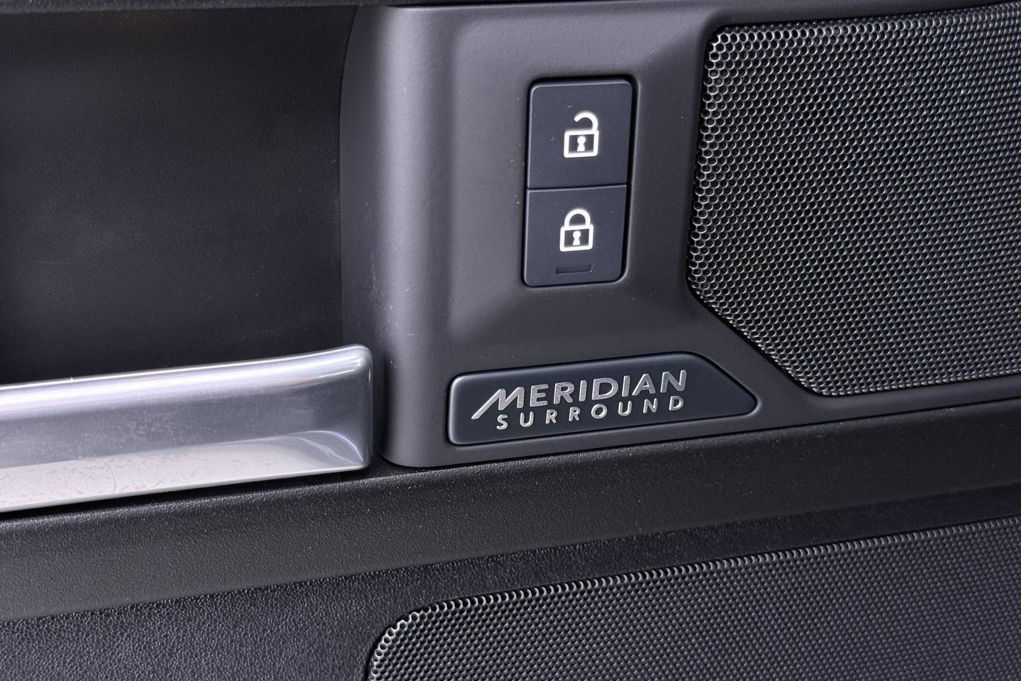 Land Rover Defender 2.0 P300e 110 X | FACELIFT | ClearSight | Meridian Surround | Trekhaak | Luchtvering | Koelbox | Panoramadak | 22 Inch