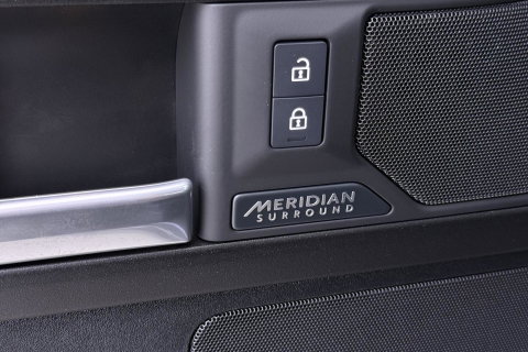 Land Rover Defender 2.0 P300e 110 X | FACELIFT | ClearSight | Meridian Surround | Trekhaak | Luchtvering | Koelbox | Panoramadak | 22 Inch