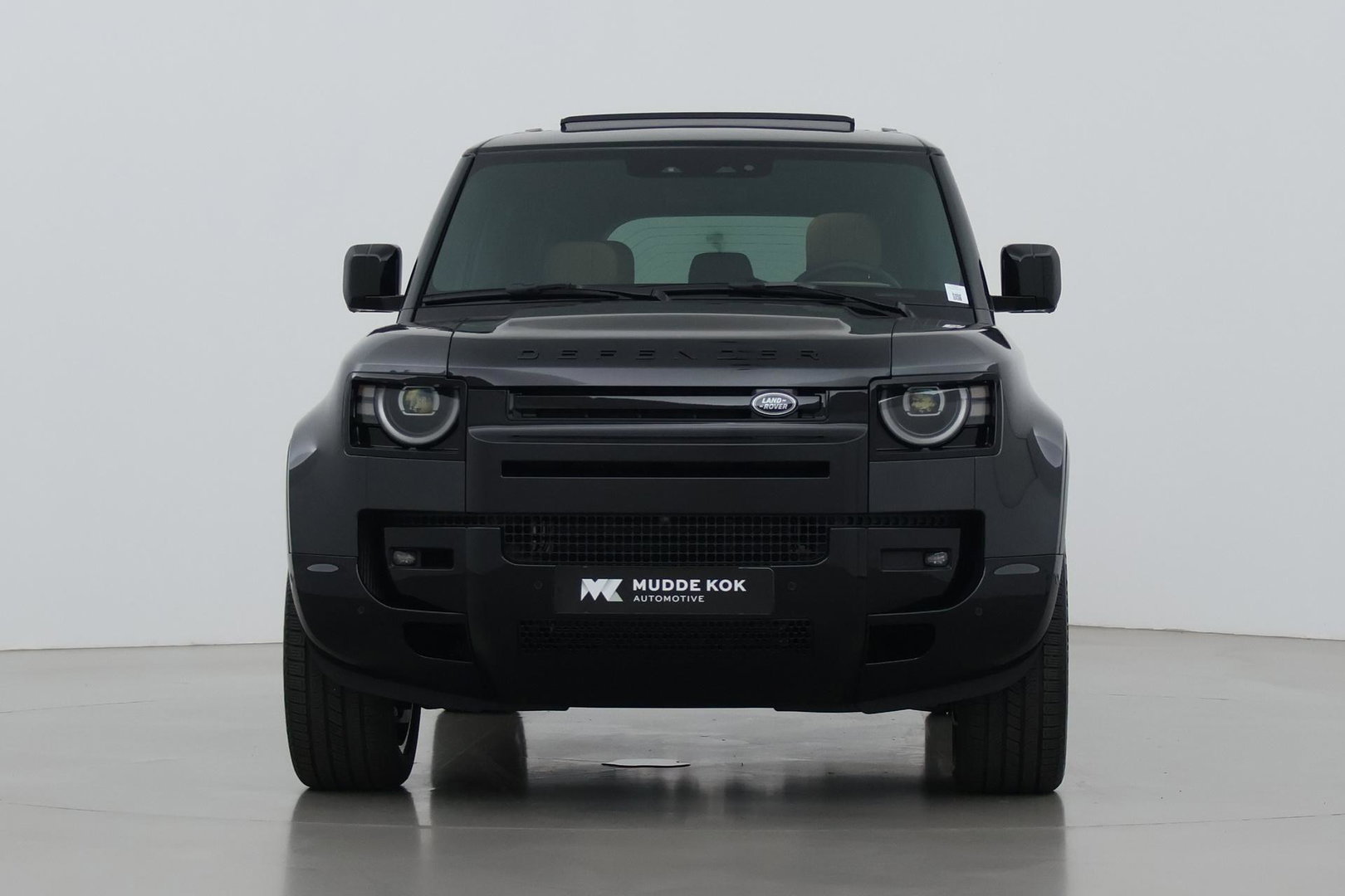 Land Rover Defender 2.0 P300e 110 X | FACELIFT | ClearSight | Meridian Surround | Trekhaak | Luchtvering | Koelbox | Panoramadak | 22 Inch