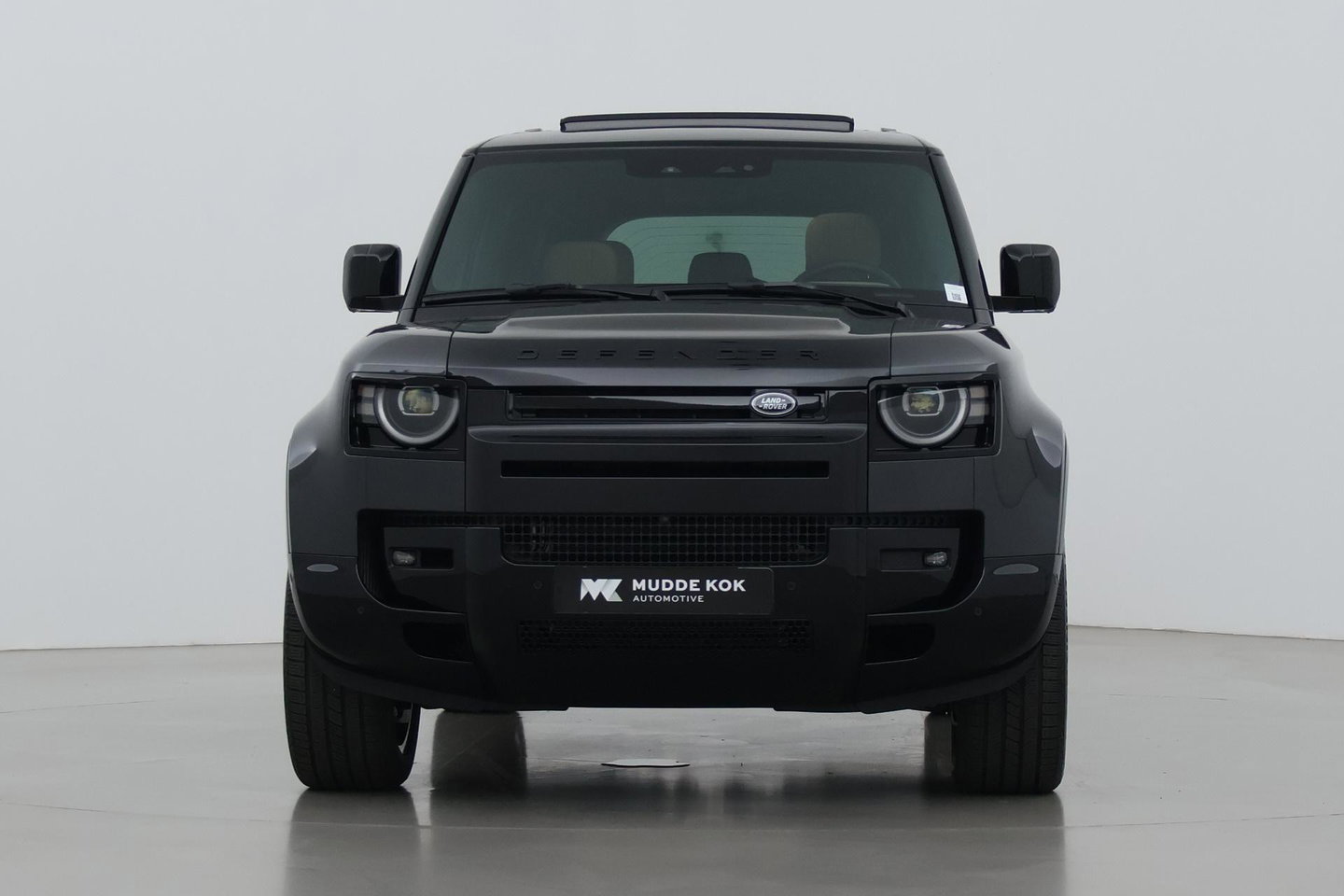 Land Rover Defender 2.0 P300e 110 X | FACELIFT | ClearSight | Meridian Surround | Trekhaak | Luchtvering | Koelbox | Panoramadak | 22 Inch