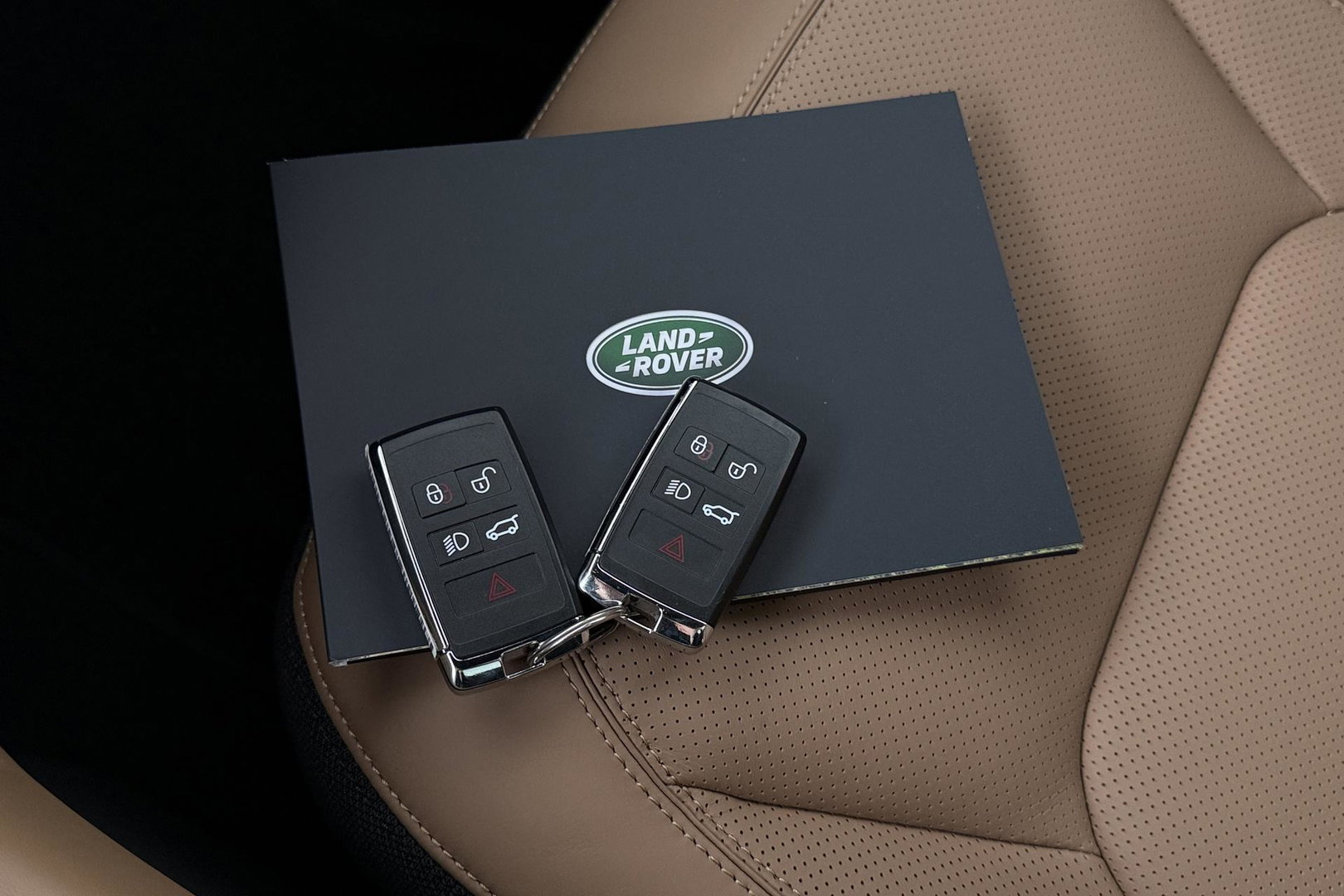 Land Rover Defender 2.0 P300e 110 X | FACELIFT | ClearSight | Meridian Surround | Trekhaak | Luchtvering | Koelbox | Panoramadak | 22 Inch