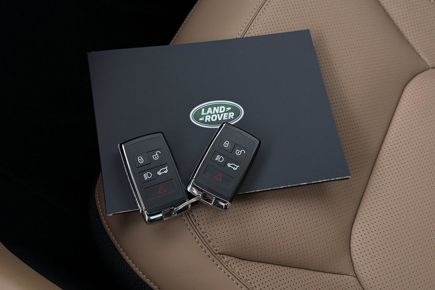Land Rover Defender 2.0 P300e 110 X | FACELIFT | ClearSight | Meridian Surround | Trekhaak | Luchtvering | Koelbox | Panoramadak | 22 Inch
