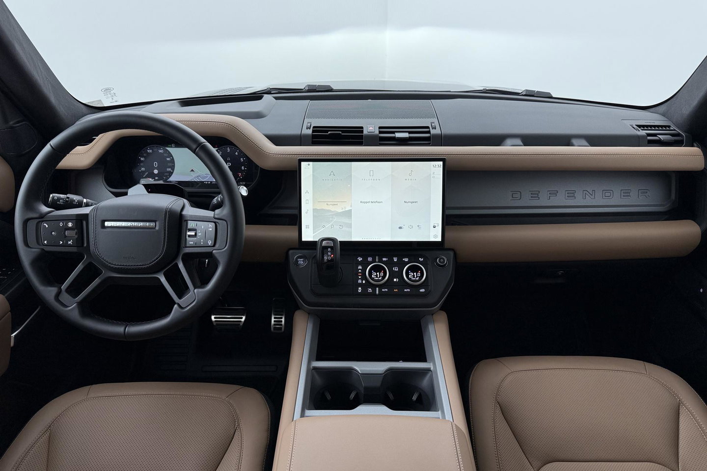 Land Rover Defender 2.0 P300e 110 X | FACELIFT | ClearSight | Meridian Surround | Trekhaak | Luchtvering | Koelbox | Panoramadak | 22 Inch