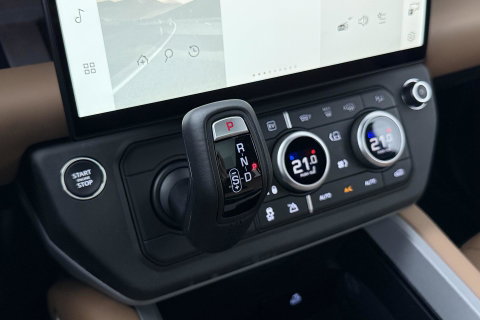 Land Rover Defender 2.0 P300e 110 X | FACELIFT | ClearSight | Meridian Surround | Trekhaak | Luchtvering | Koelbox | Panoramadak | 22 Inch