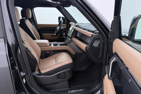 Land Rover Defender 2.0 P300e 110 X | FACELIFT | ClearSight | Meridian Surround | Trekhaak | Luchtvering | Koelbox | Panoramadak | 22 Inch