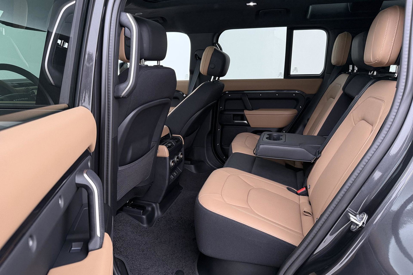Land Rover Defender 2.0 P300e 110 X | FACELIFT | ClearSight | Meridian Surround | Trekhaak | Luchtvering | Koelbox | Panoramadak | 22 Inch