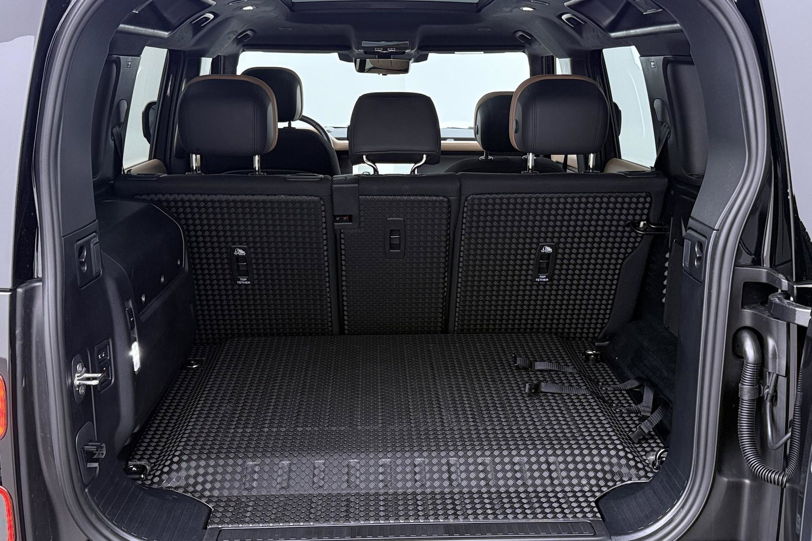 Land Rover Defender 2.0 P300e 110 X | FACELIFT | ClearSight | Meridian Surround | Trekhaak | Luchtvering | Koelbox | Panoramadak | 22 Inch