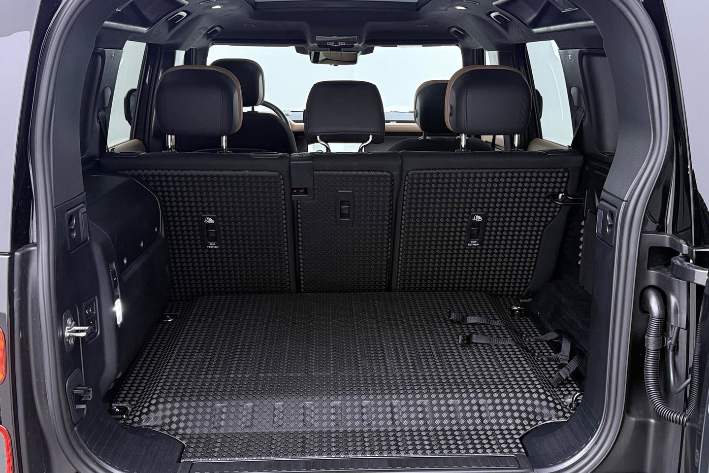 Land Rover Defender 2.0 P300e 110 X | FACELIFT | ClearSight | Meridian Surround | Trekhaak | Luchtvering | Koelbox | Panoramadak | 22 Inch