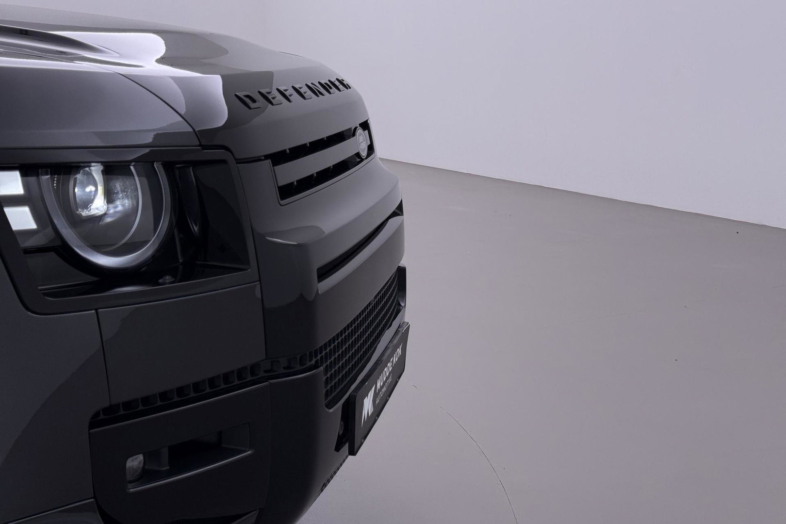 Land Rover Defender 2.0 P300e 110 X | FACELIFT | ClearSight | Meridian Surround | Trekhaak | Luchtvering | Koelbox | Panoramadak | 22 Inch