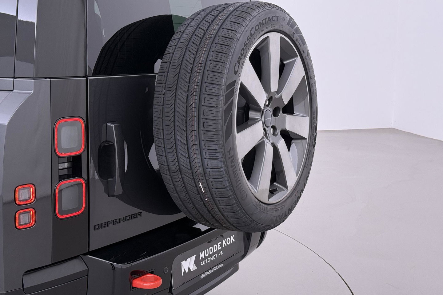 Land Rover Defender 2.0 P300e 110 X | FACELIFT | ClearSight | Meridian Surround | Trekhaak | Luchtvering | Koelbox | Panoramadak | 22 Inch