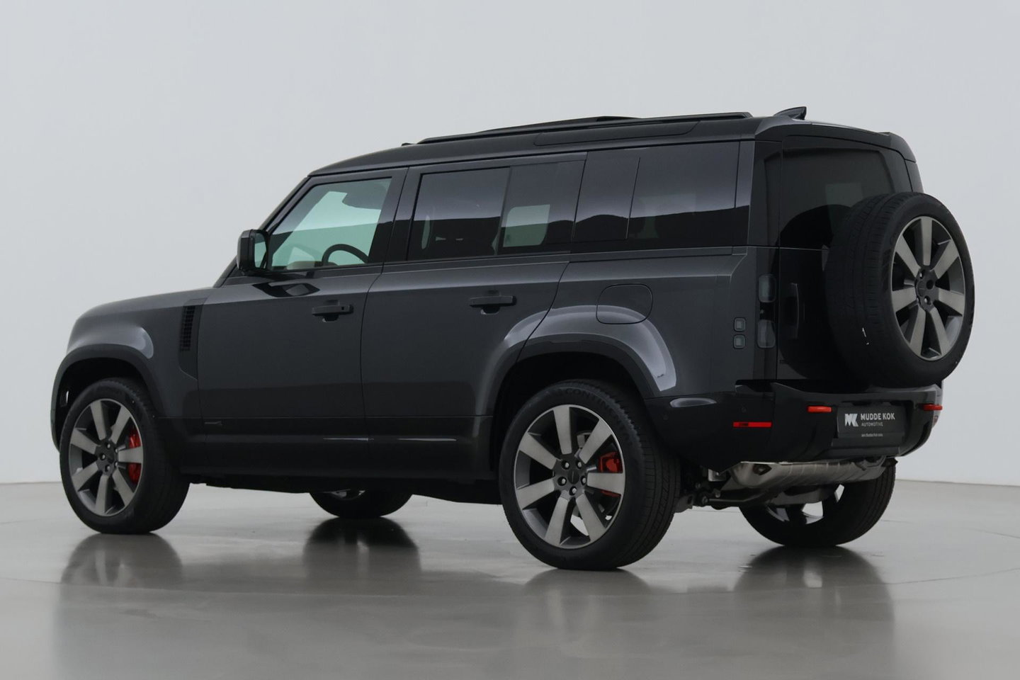 Land Rover Defender 2.0 P300e 110 X | FACELIFT | ClearSight | Meridian Surround | Trekhaak | Luchtvering | Koelbox | Panoramadak | 22 Inch