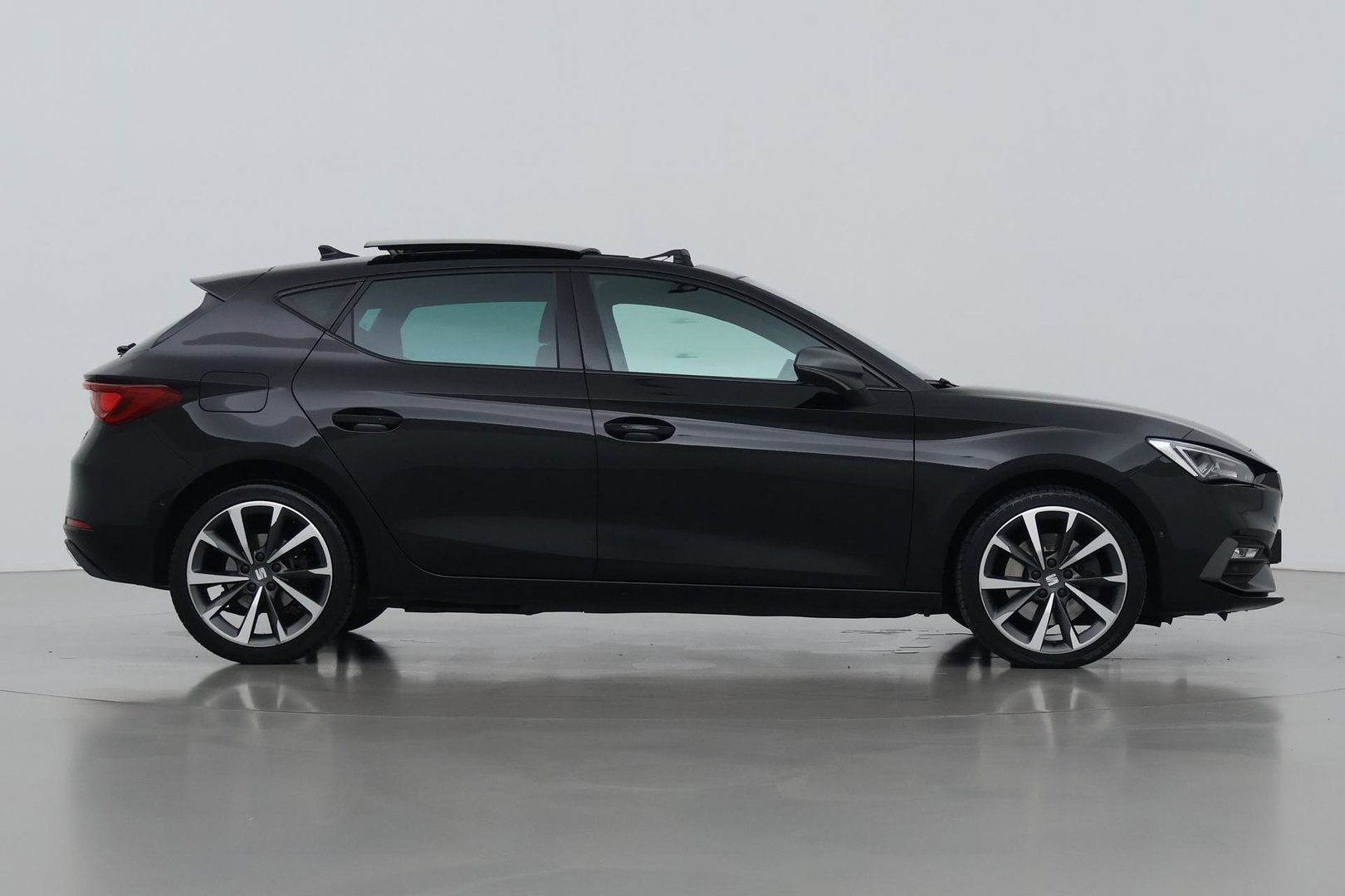 SEAT Leon 1.4 TSI eHybrid PHEV FR | ACC | Panoramadak | Stuurverwarming | Camera | Keyless | 18 Inch