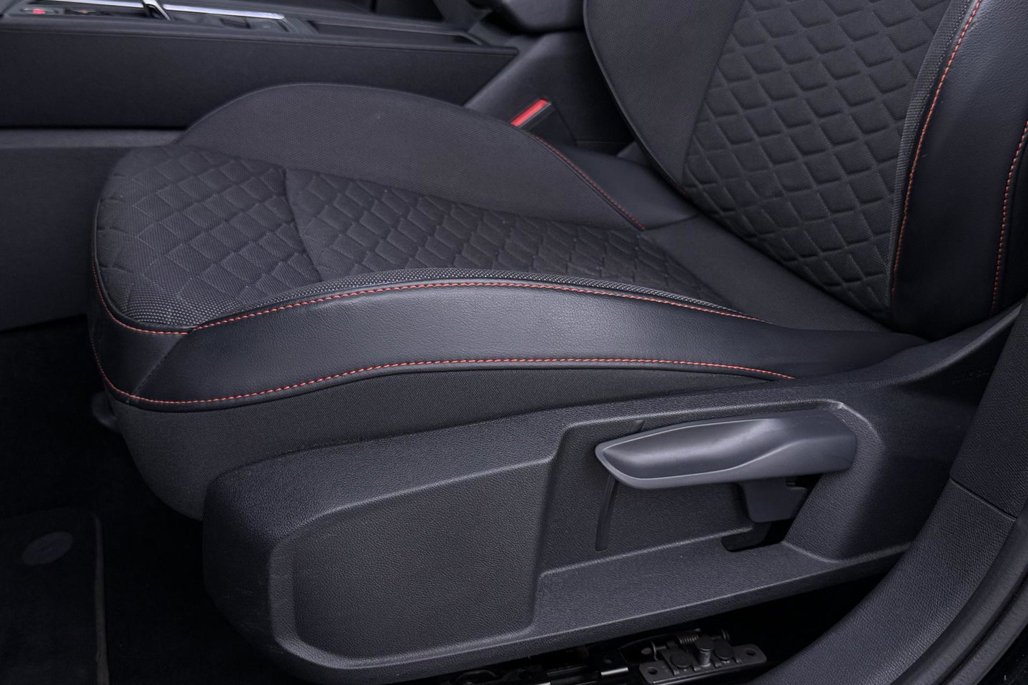 SEAT Leon 1.4 TSI eHybrid PHEV FR | ACC | Panoramadak | Stuurverwarming | Camera | Keyless | 18 Inch