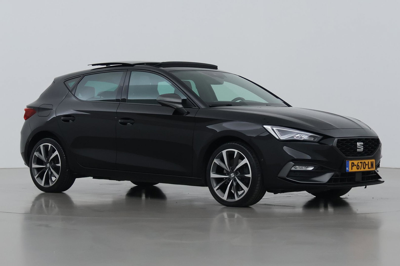 SEAT Leon 1.4 TSI eHybrid PHEV FR | ACC | Panoramadak | Stuurverwarming | Camera | Keyless | 18 Inch