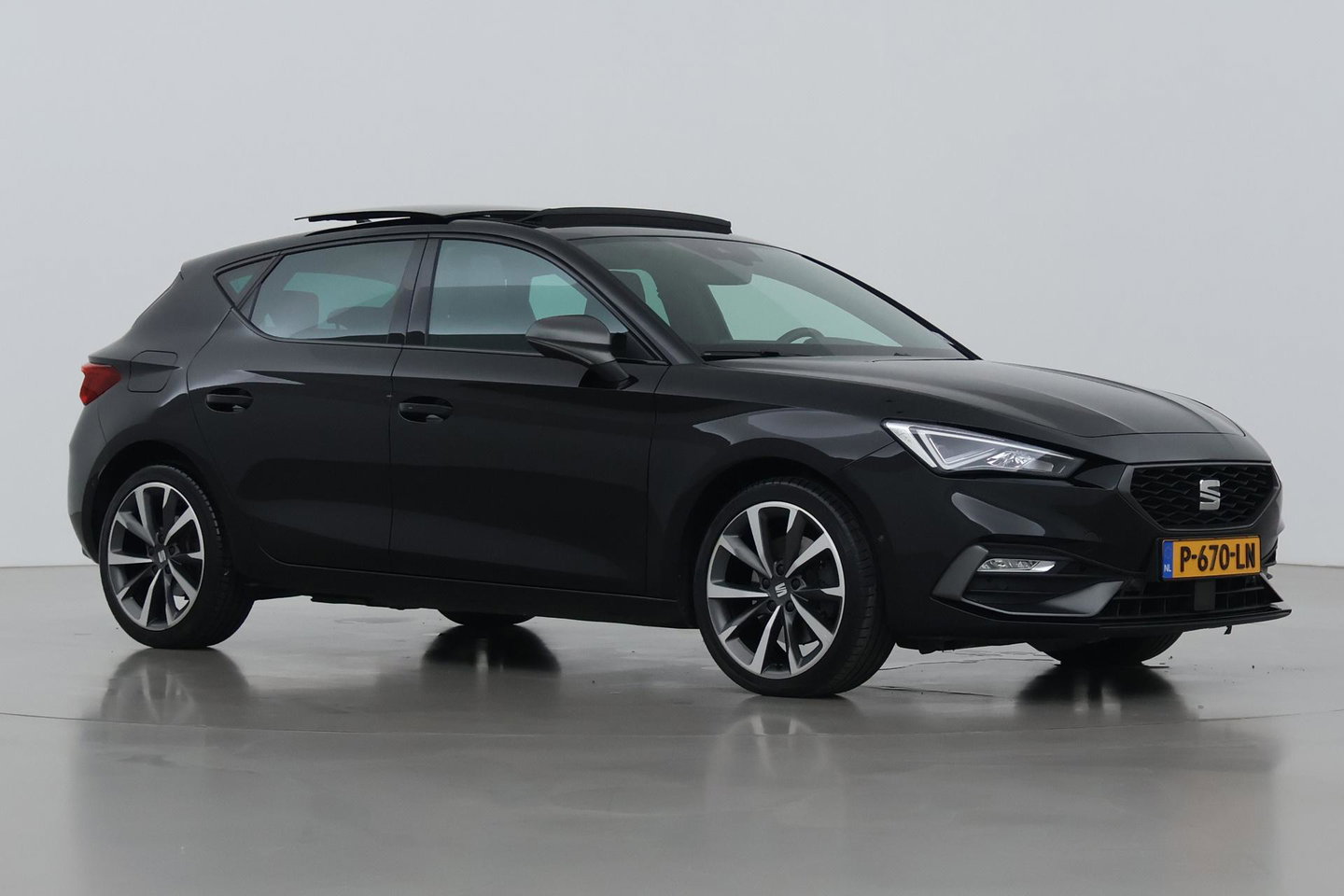 SEAT Leon 1.4 TSI eHybrid PHEV FR | ACC | Panoramadak | Stuurverwarming | Camera | Keyless | 18 Inch