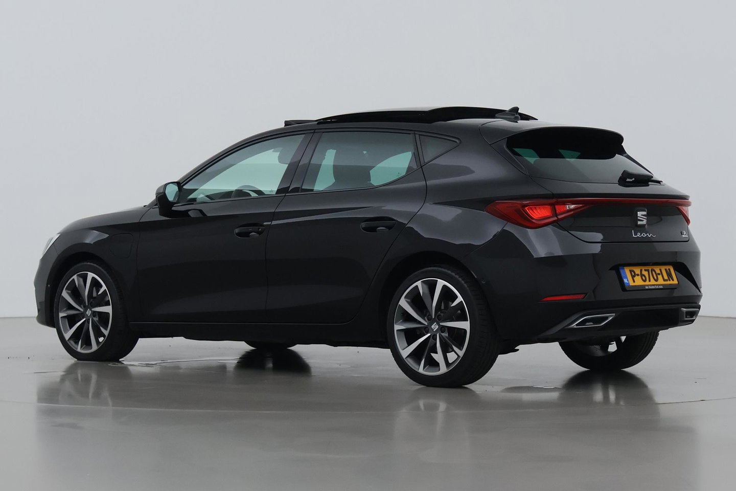 SEAT Leon 1.4 TSI eHybrid PHEV FR | ACC | Panoramadak | Stuurverwarming | Camera | Keyless | 18 Inch