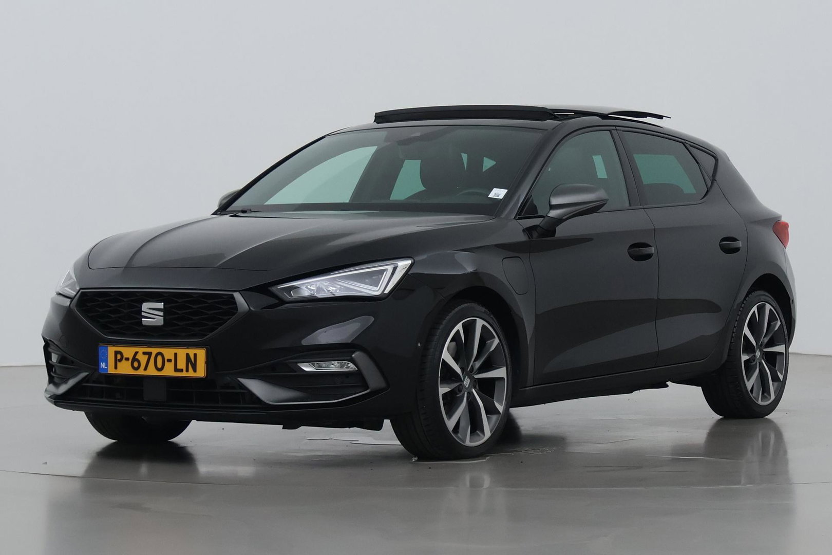 SEAT Leon 1.4 TSI eHybrid PHEV FR | ACC | Panoramadak | Stuurverwarming | Camera | Keyless | 18 Inch