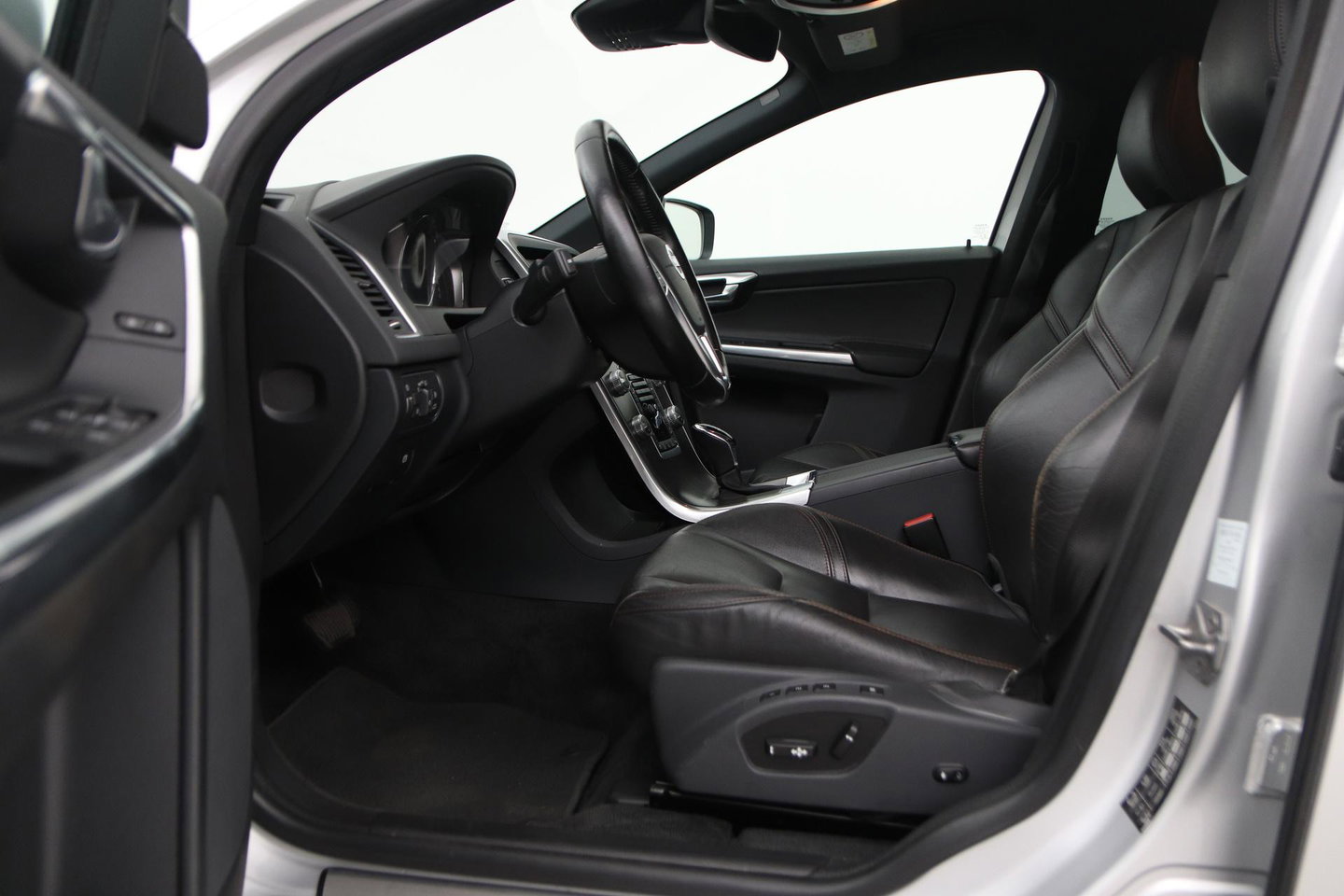 Volvo XC60 2.4 D5 Summum | ACC | Camera | BLIS | Trekhaak | Standkachel | Getint Glas
