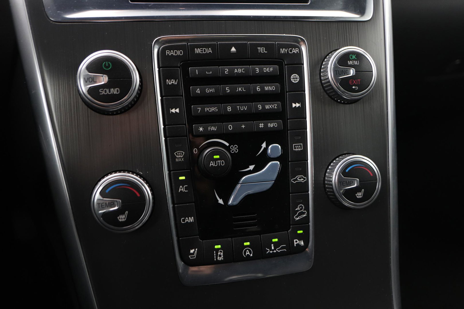 Volvo XC60 2.4 D5 Summum | ACC | Camera | BLIS | Trekhaak | Standkachel | Getint Glas