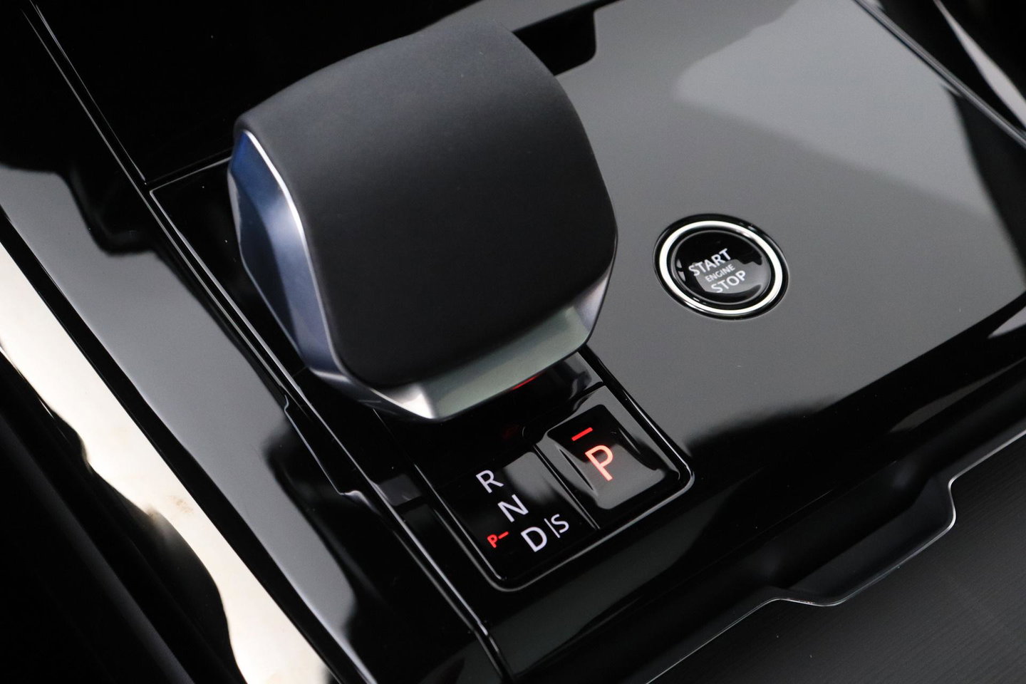 Land Rover Range Rover Sport 3.0 P550e Autobiography PHEV | Black Pack | Massage | Meridian Surround | Koelbox | ClearSight | Trekhaak | 23 Inch