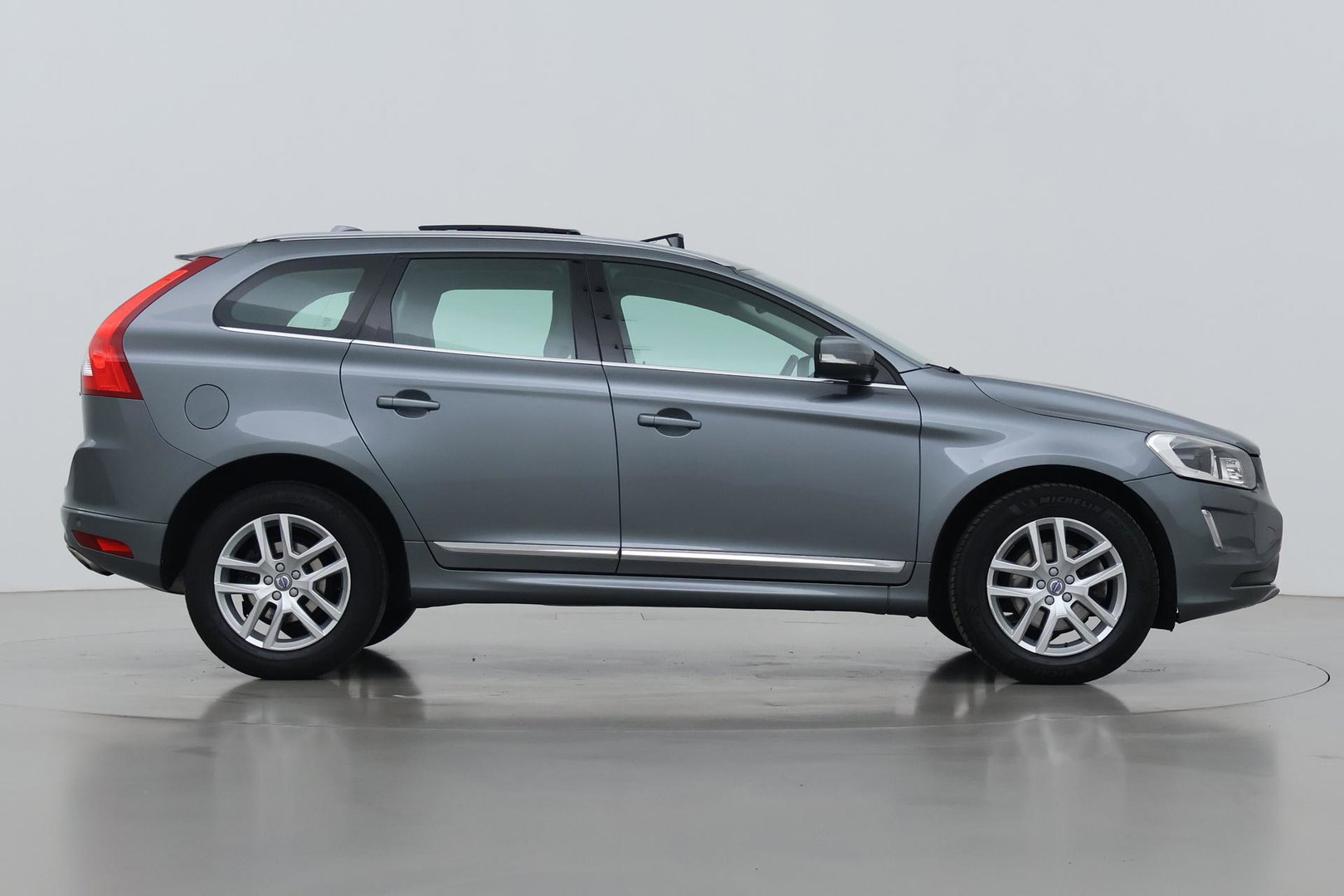 Volvo XC60 T5 Polar+ | Panoramadak | Trekhaak | Camera | Parkeerverwarming | Elektrische Stoelen | Stoelverwarming | Xenon | PDC Voor+Achter