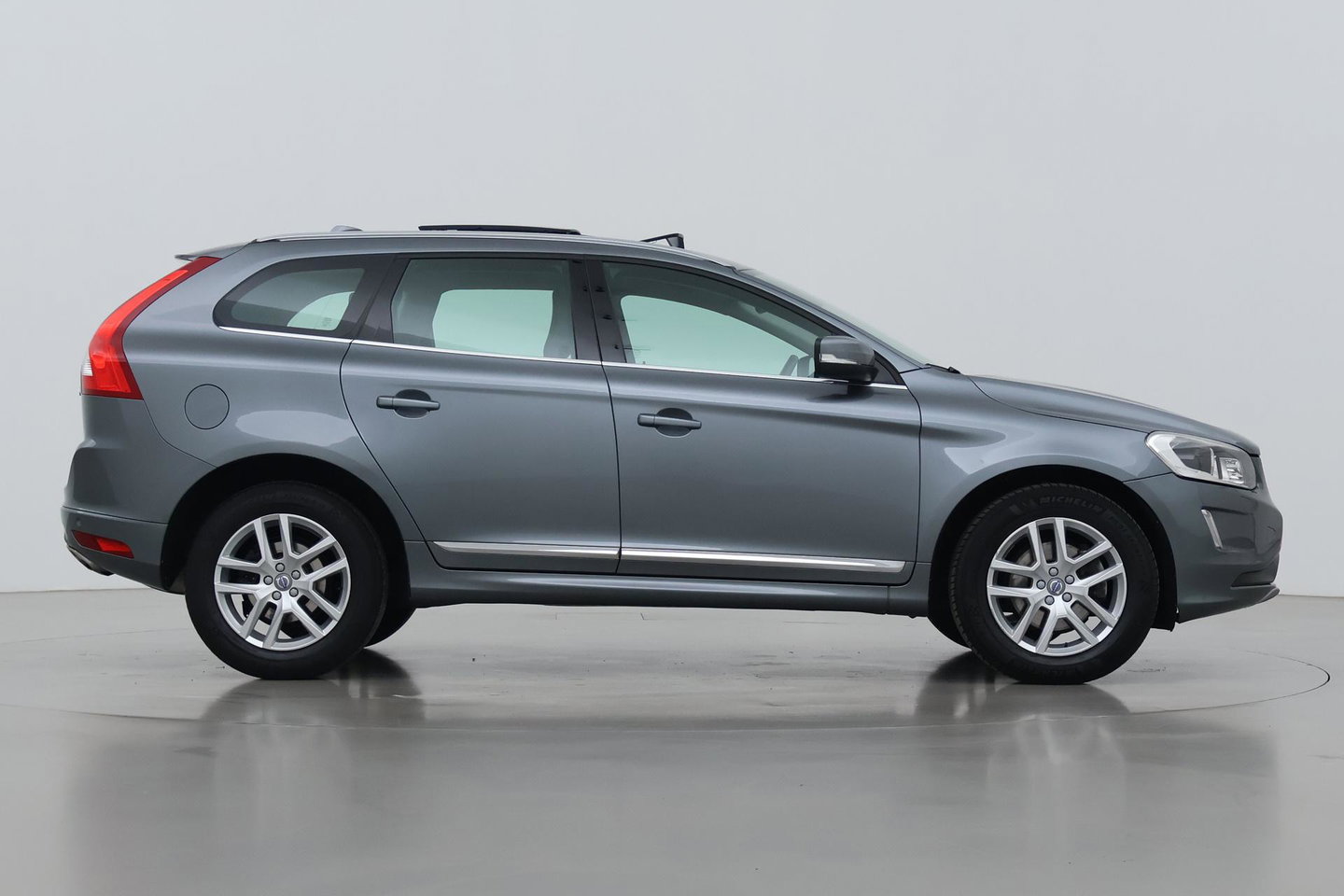 Volvo XC60 T5 Polar+ | Panoramadak | Trekhaak | Camera | Parkeerverwarming | Elektrische Stoelen | Stoelverwarming | Xenon | PDC Voor+Achter