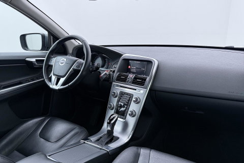 Volvo XC60 T5 Polar+ | Panoramadak | Trekhaak | Camera | Parkeerverwarming | Elektrische Stoelen | Stoelverwarming | Xenon | PDC Voor+Achter
