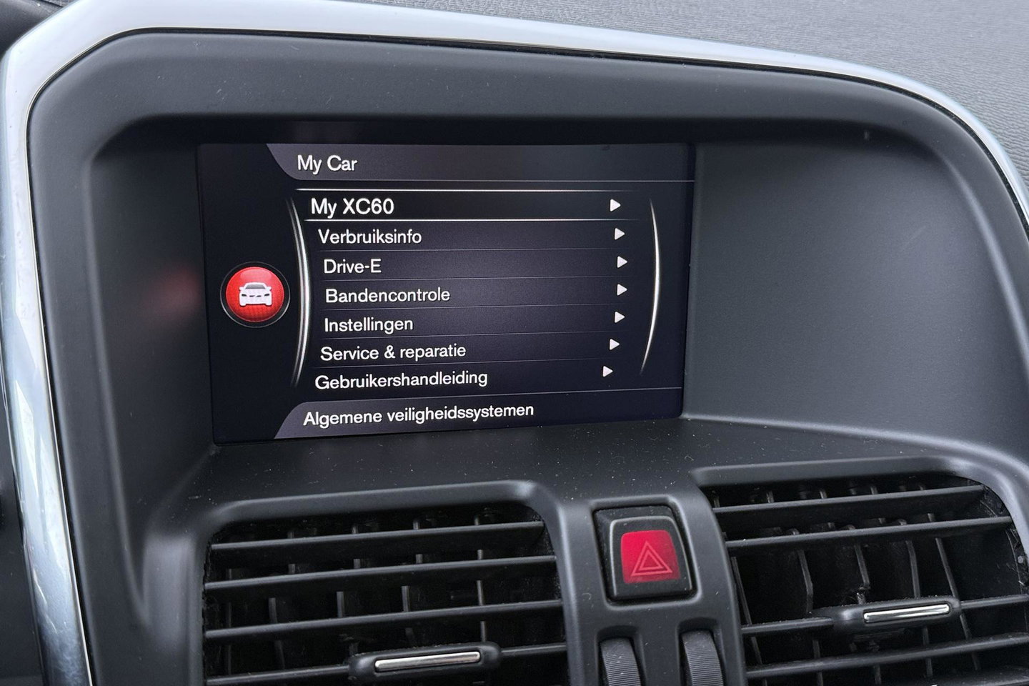 Volvo XC60 T5 Polar+ | Panoramadak | Trekhaak | Camera | Parkeerverwarming | Elektrische Stoelen | Stoelverwarming | Xenon | PDC Voor+Achter