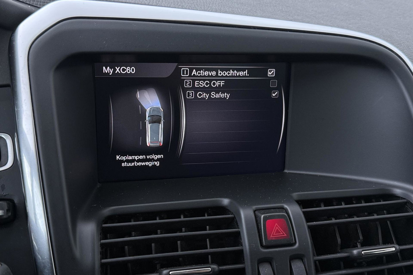 Volvo XC60 T5 Polar+ | Panoramadak | Trekhaak | Camera | Parkeerverwarming | Elektrische Stoelen | Stoelverwarming | Xenon | PDC Voor+Achter