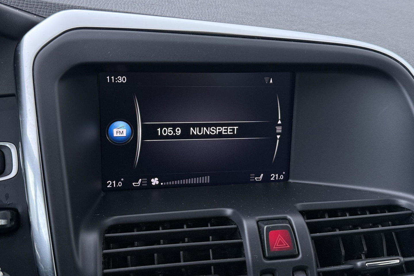 Volvo XC60 T5 Polar+ | Panoramadak | Trekhaak | Camera | Parkeerverwarming | Elektrische Stoelen | Stoelverwarming | Xenon | PDC Voor+Achter