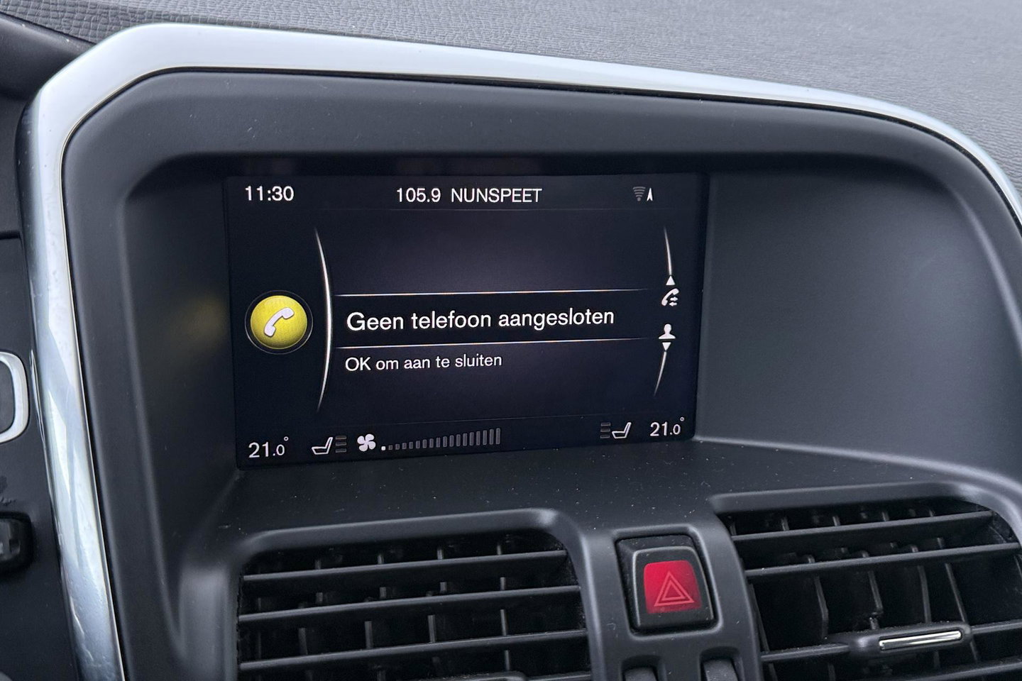 Volvo XC60 T5 Polar+ | Panoramadak | Trekhaak | Camera | Parkeerverwarming | Elektrische Stoelen | Stoelverwarming | Xenon | PDC Voor+Achter