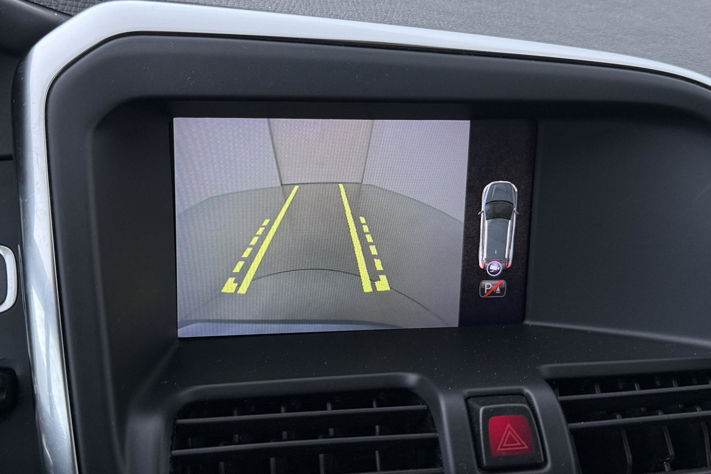 Volvo XC60 T5 Polar+ | Panoramadak | Trekhaak | Camera | Parkeerverwarming | Elektrische Stoelen | Stoelverwarming | Xenon | PDC Voor+Achter