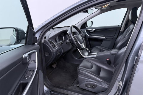 Volvo XC60 T5 Polar+ | Panoramadak | Trekhaak | Camera | Parkeerverwarming | Elektrische Stoelen | Stoelverwarming | Xenon | PDC Voor+Achter