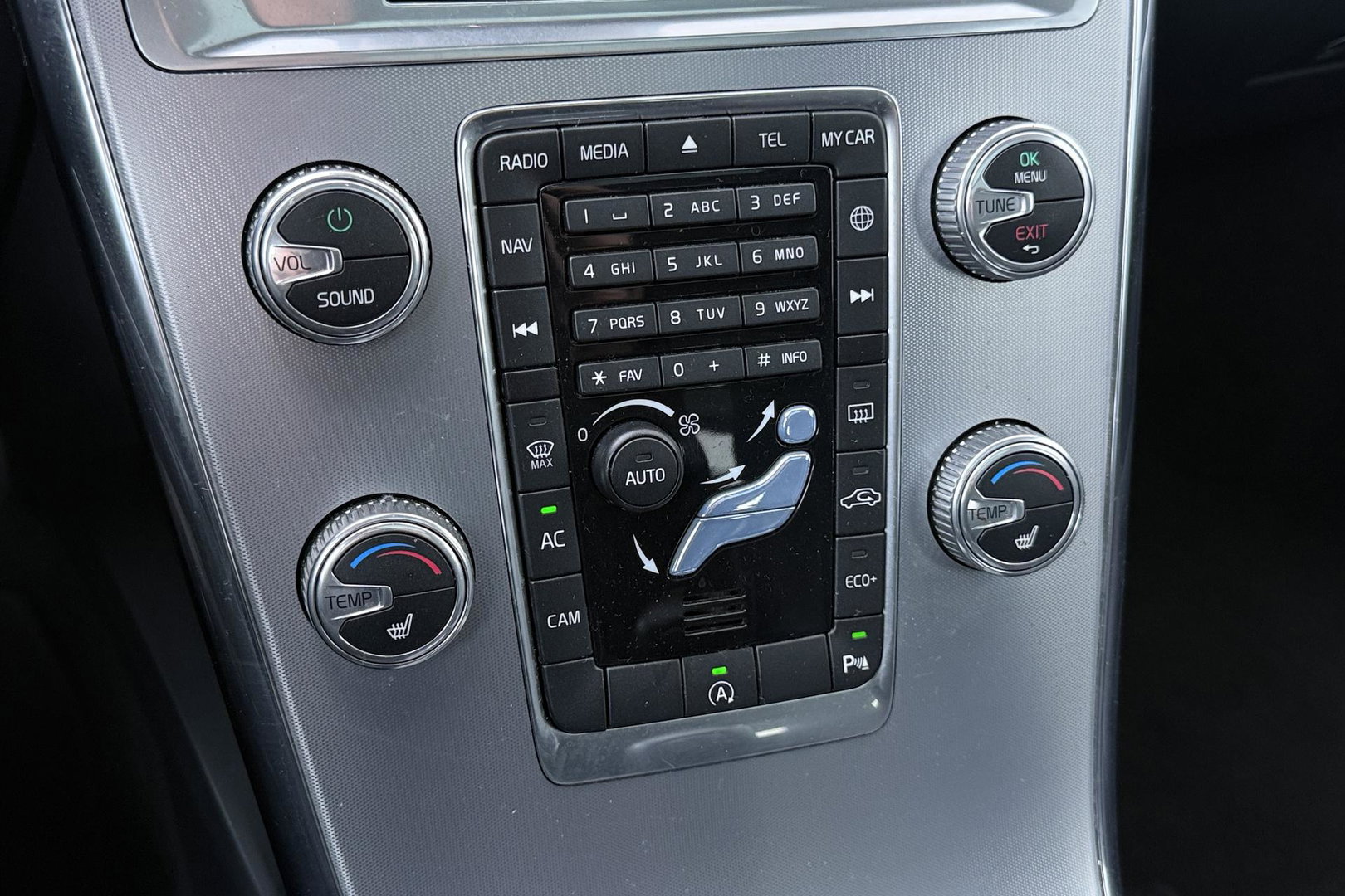 Volvo XC60 T5 Polar+ | Panoramadak | Trekhaak | Camera | Parkeerverwarming | Elektrische Stoelen | Stoelverwarming | Xenon | PDC Voor+Achter