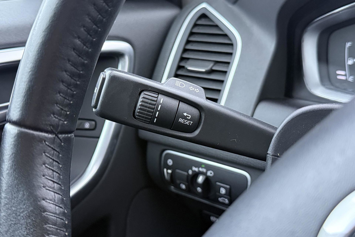 Volvo XC60 T5 Polar+ | Panoramadak | Trekhaak | Camera | Parkeerverwarming | Elektrische Stoelen | Stoelverwarming | Xenon | PDC Voor+Achter