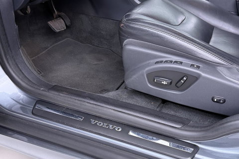 Volvo XC60 T5 Polar+ | Panoramadak | Trekhaak | Camera | Parkeerverwarming | Elektrische Stoelen | Stoelverwarming | Xenon | PDC Voor+Achter